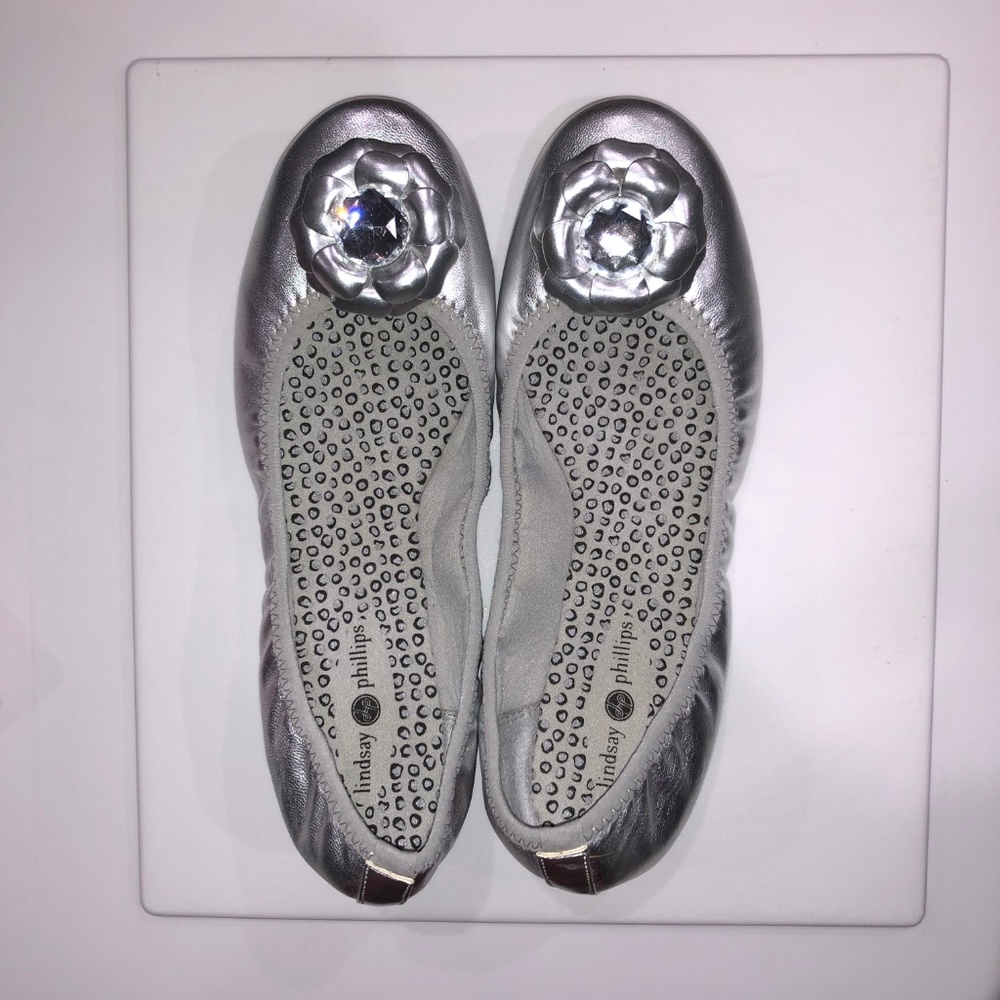 Unworn Lindsay Phillips Silver Flats Size 9